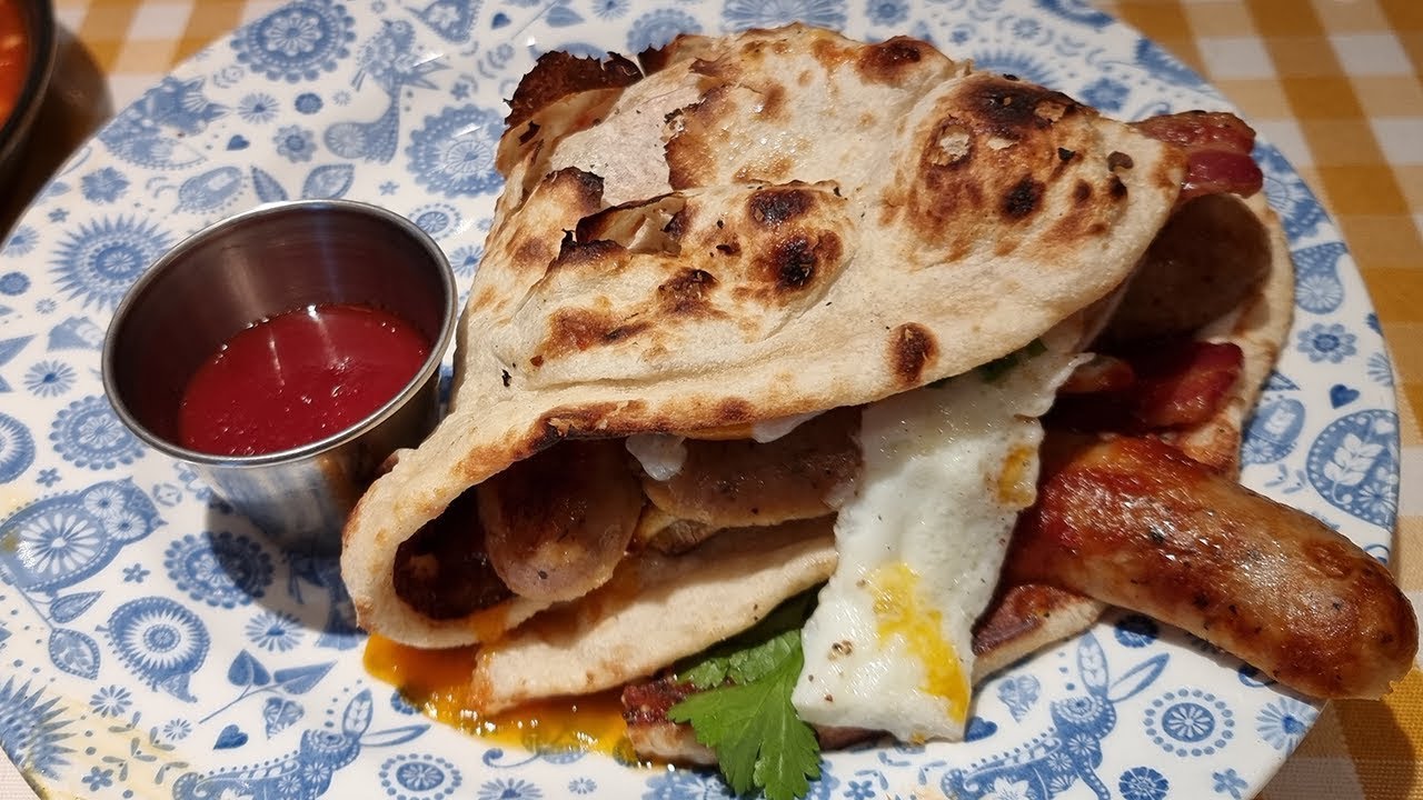 BEST INDIAN BREAKFAST? Dishoom London Bacon, Sausage and Egg Naan